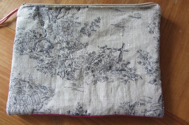 etui tblette côté sièges à Bohars