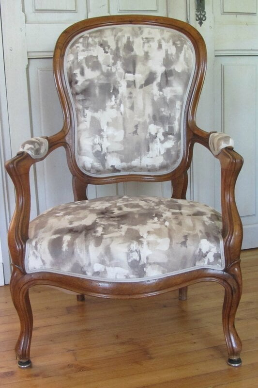 fauteuil retapiss&eacute; par c&ocirc;t&eacute; si&egrave;ges