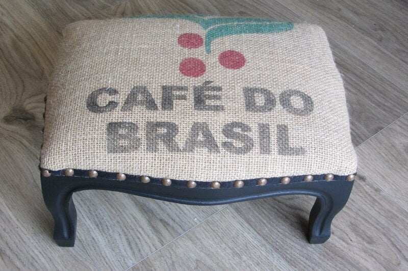sac de toile caf&eacute; sur fauteuil