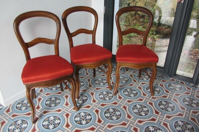 chaise retapiss&eacute;e c&ocirc;t&eacute; si&egrave;ges