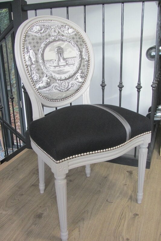 chaise m&eacute;daillon