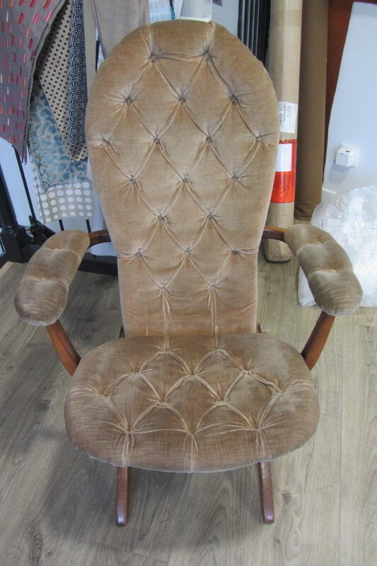 fauteuil capitonn&eacute;