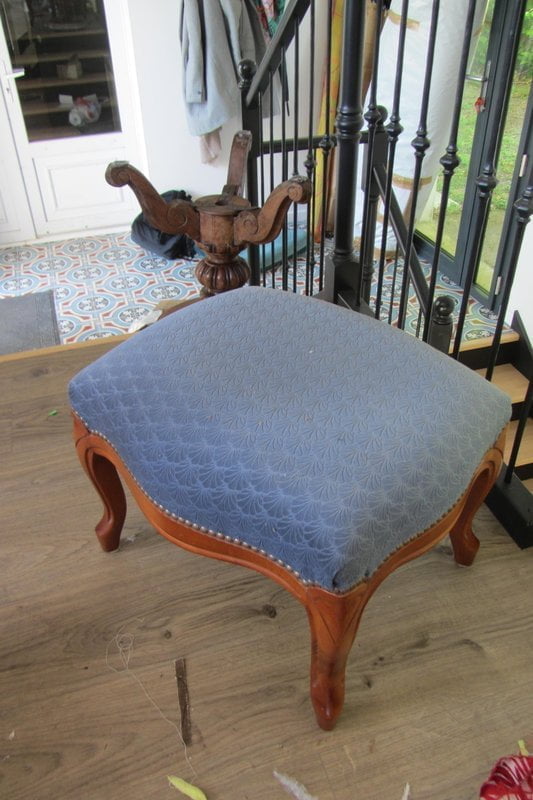 footstool &agrave; retapisser
