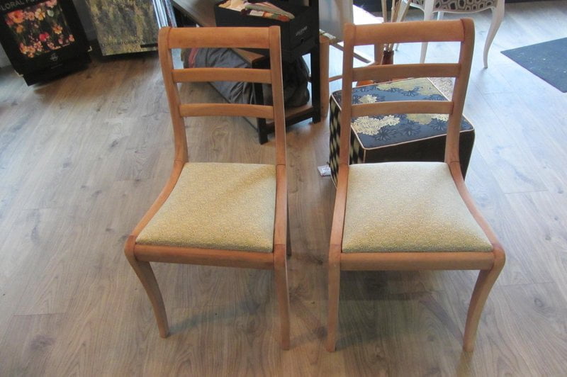 chaises retapiss&eacute;es tissu JP Gaultier