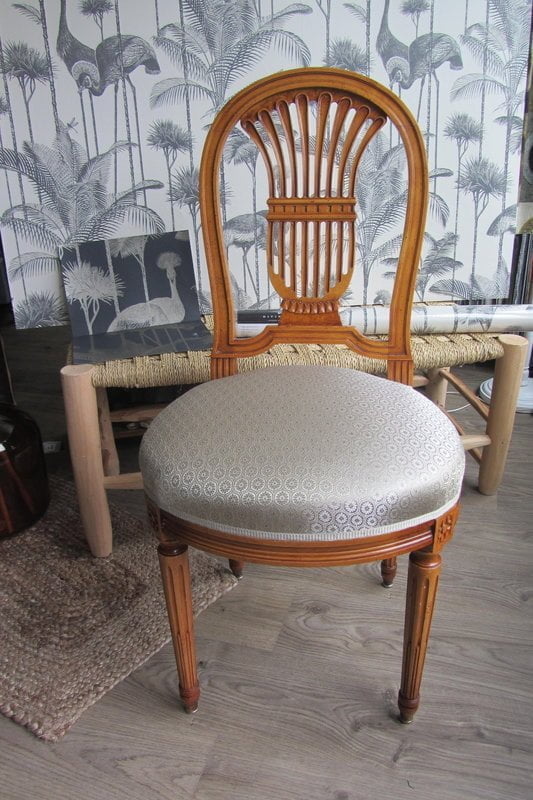 chaise retapiss&eacute;e c&ocirc;t&eacute; si&egrave;ges