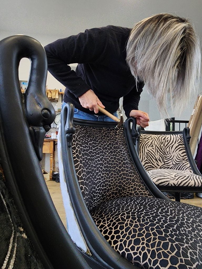 magali guiziou cloutant un fauteuil col de cygne de style empire