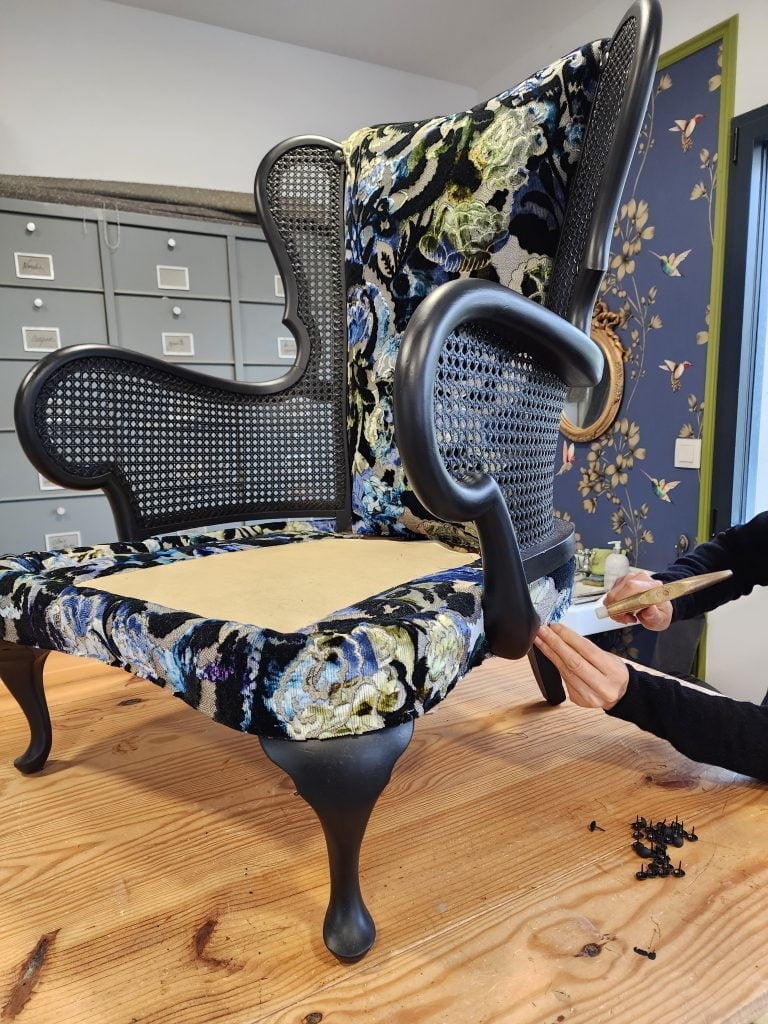 magali guiziou réparant un fauteuil de style chippendale