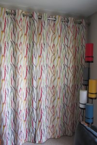 rideau avec lianes colorées