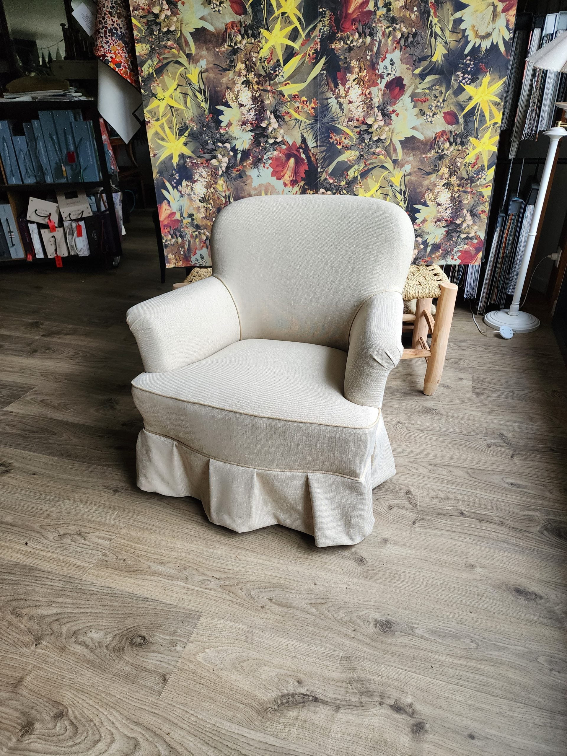 Fauteuil crapaud retapissé avec un tissu anti taches de chez Villanova