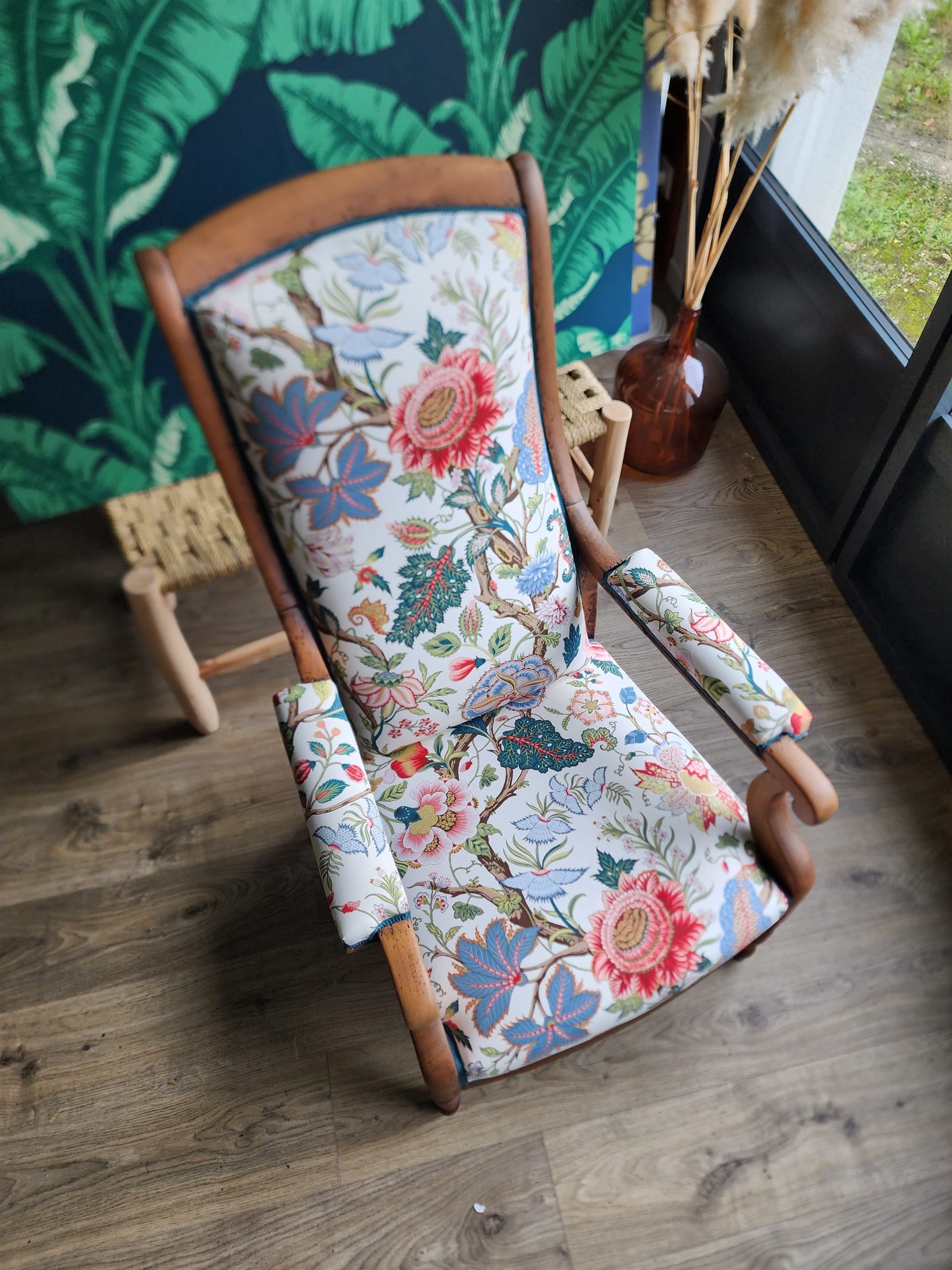 Fauteuil voltaiore retapissé à l'atelier côté sièges , tissu madurai Casal