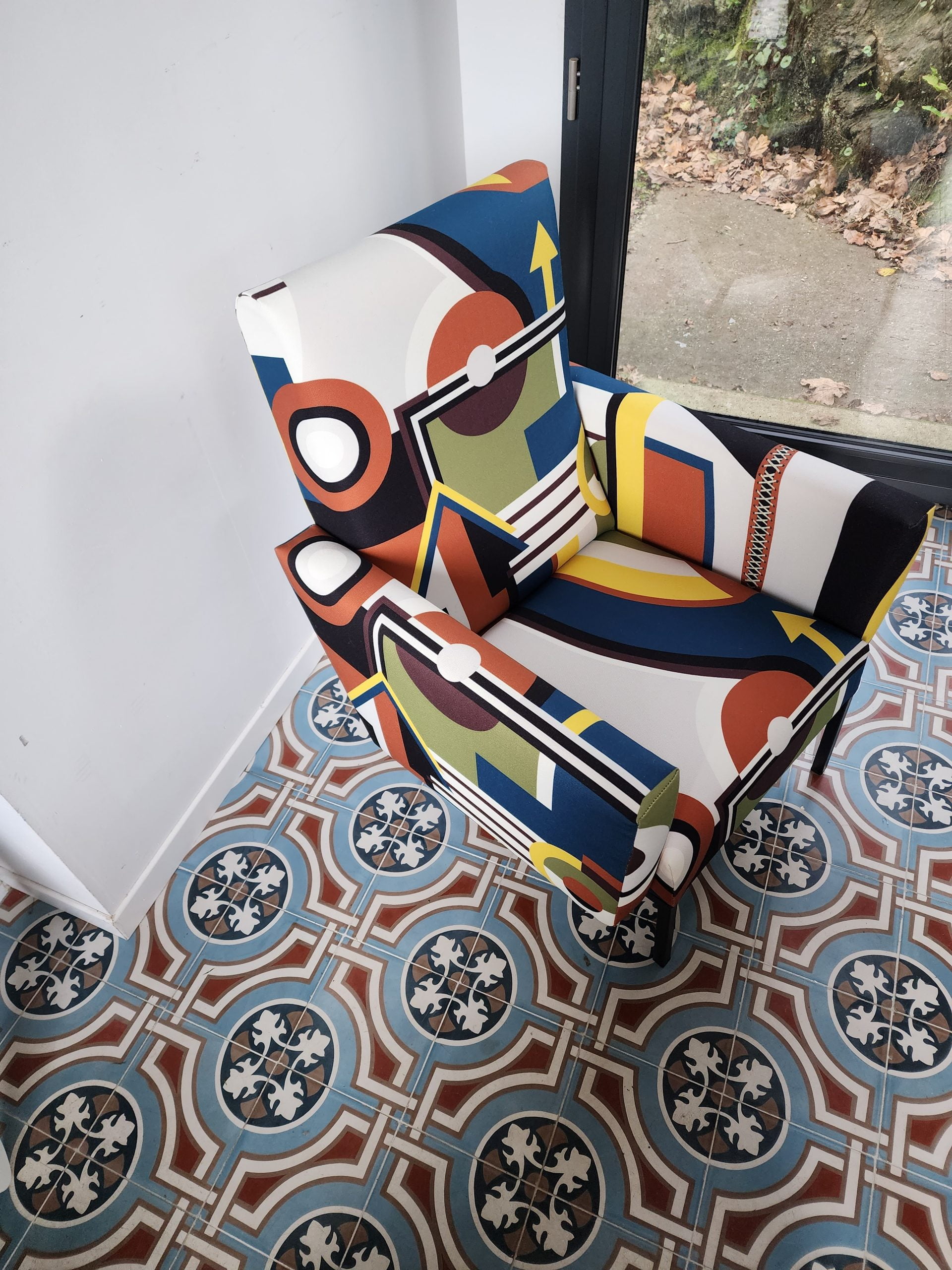 fauteuil années 50/60 à vendre, il est recouvert d'un tissu outdoor de chez Jean Paul Gaultier , le constructivisme , tissu très facile d'entretien , outdoor/indoor , très résistant à la lumière . fAUTEUIL SOLD2 0 900 EUROS et en vente à la boutique Peinturier à brest