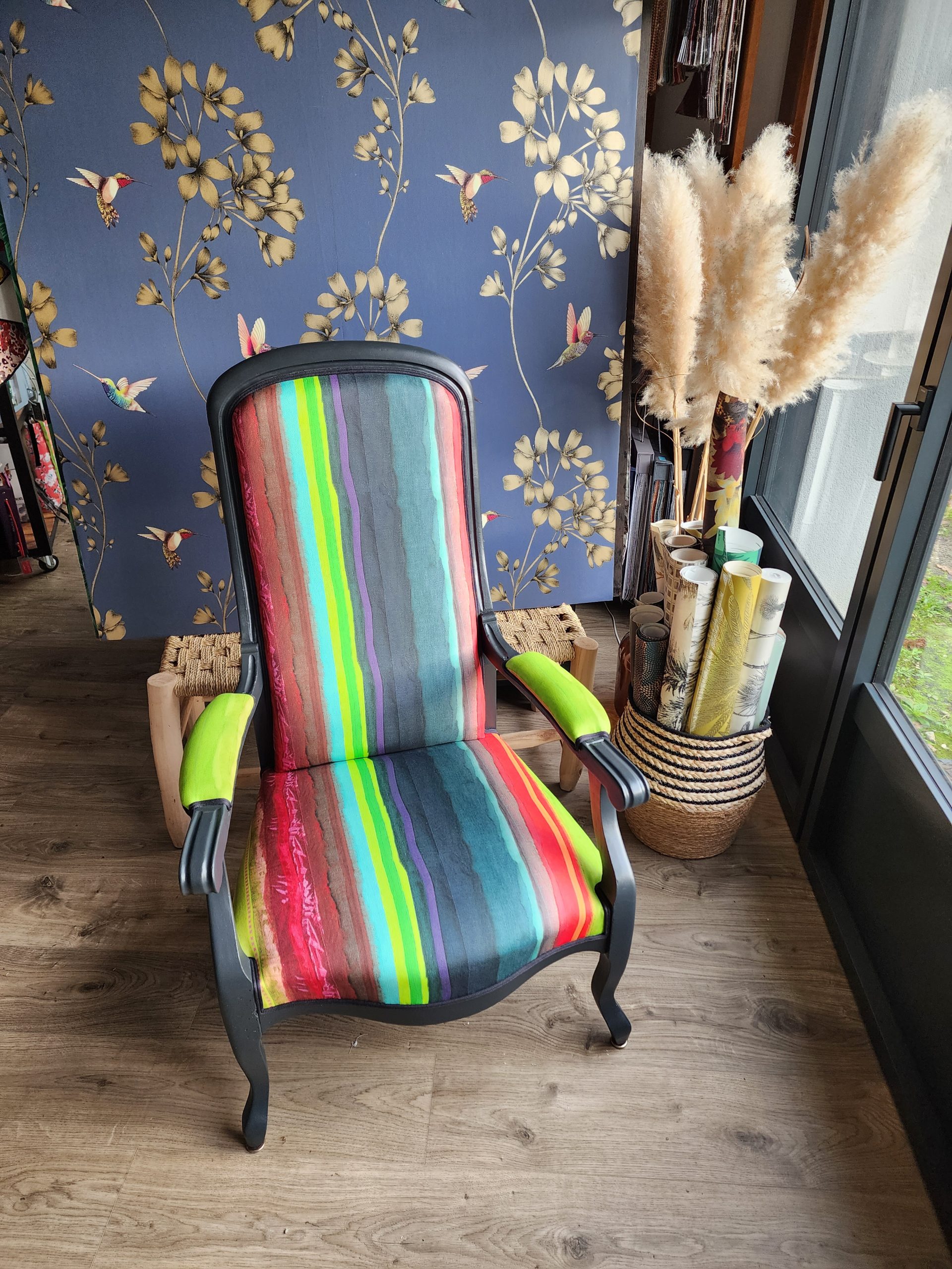 Fauteuil voltaire retapissé à l'atelier côté sièges , tissu écologique distribué par Catherine Mettetal , 100% bio et de fabrication française