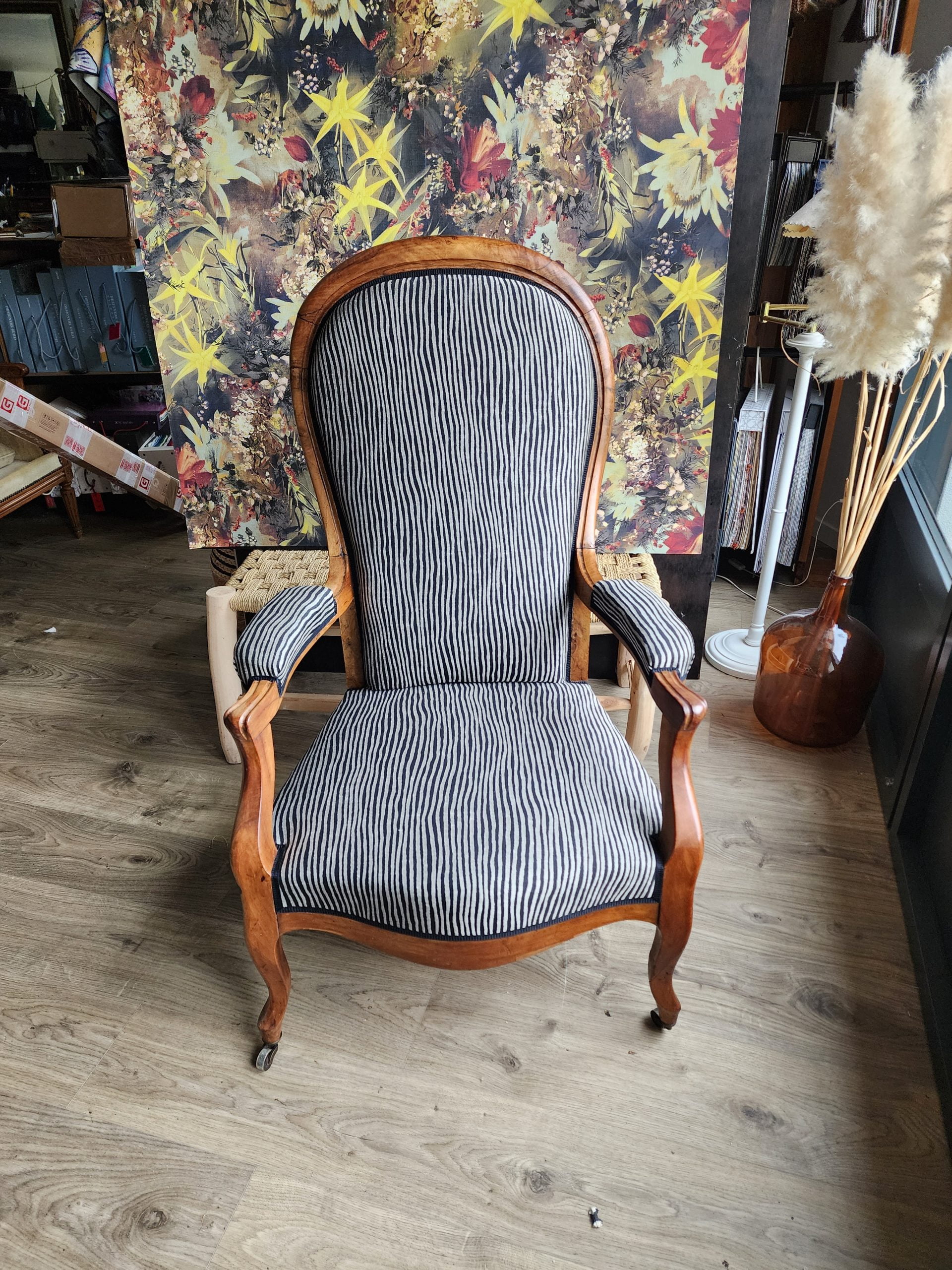 Fauteuil voltaire retapissé à l'atelier côté sièges , tissu luciano Marcato