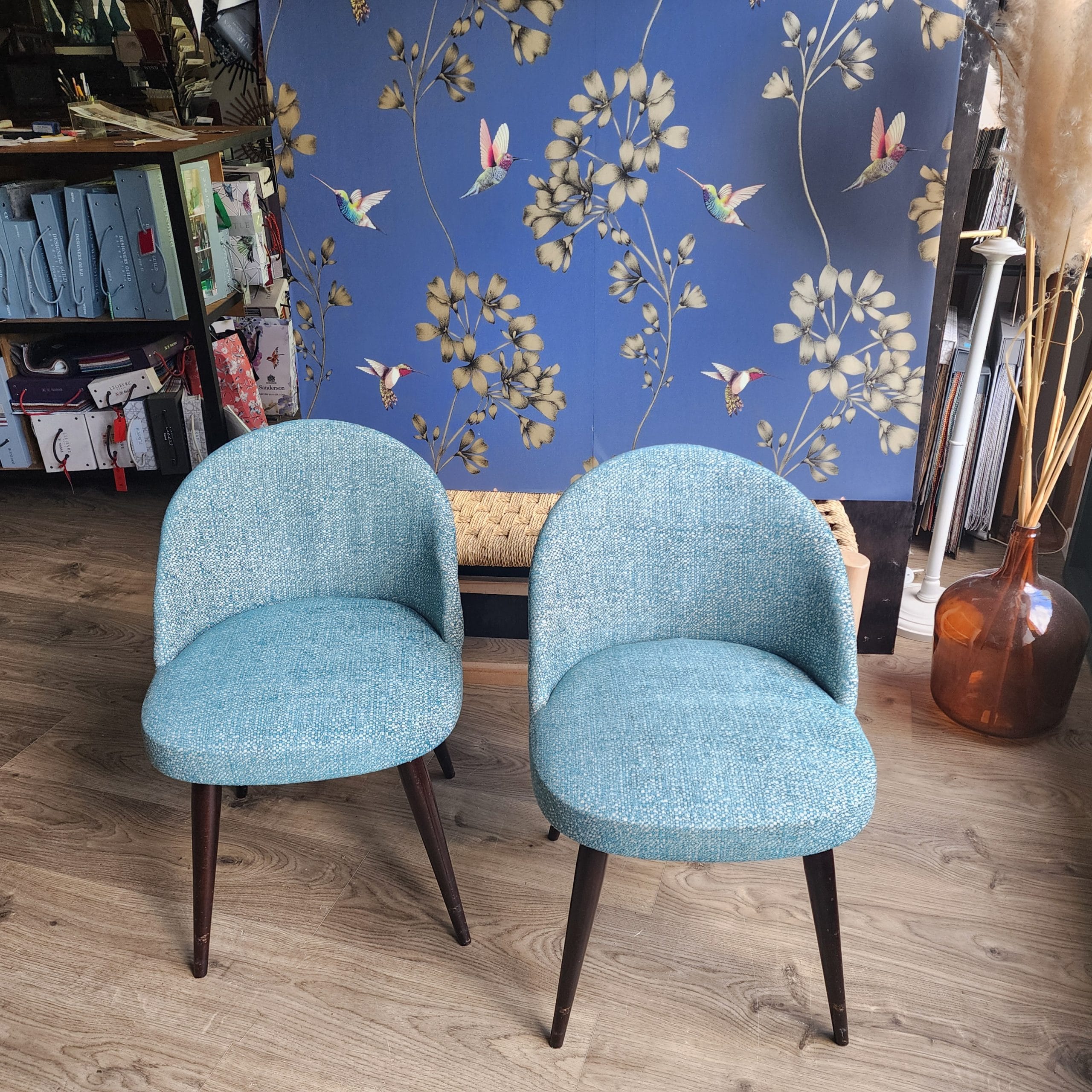 Chaises vintage , tissu poquelin de chez Nina Campbell , retapissées à l'atelier côté sièges Brest