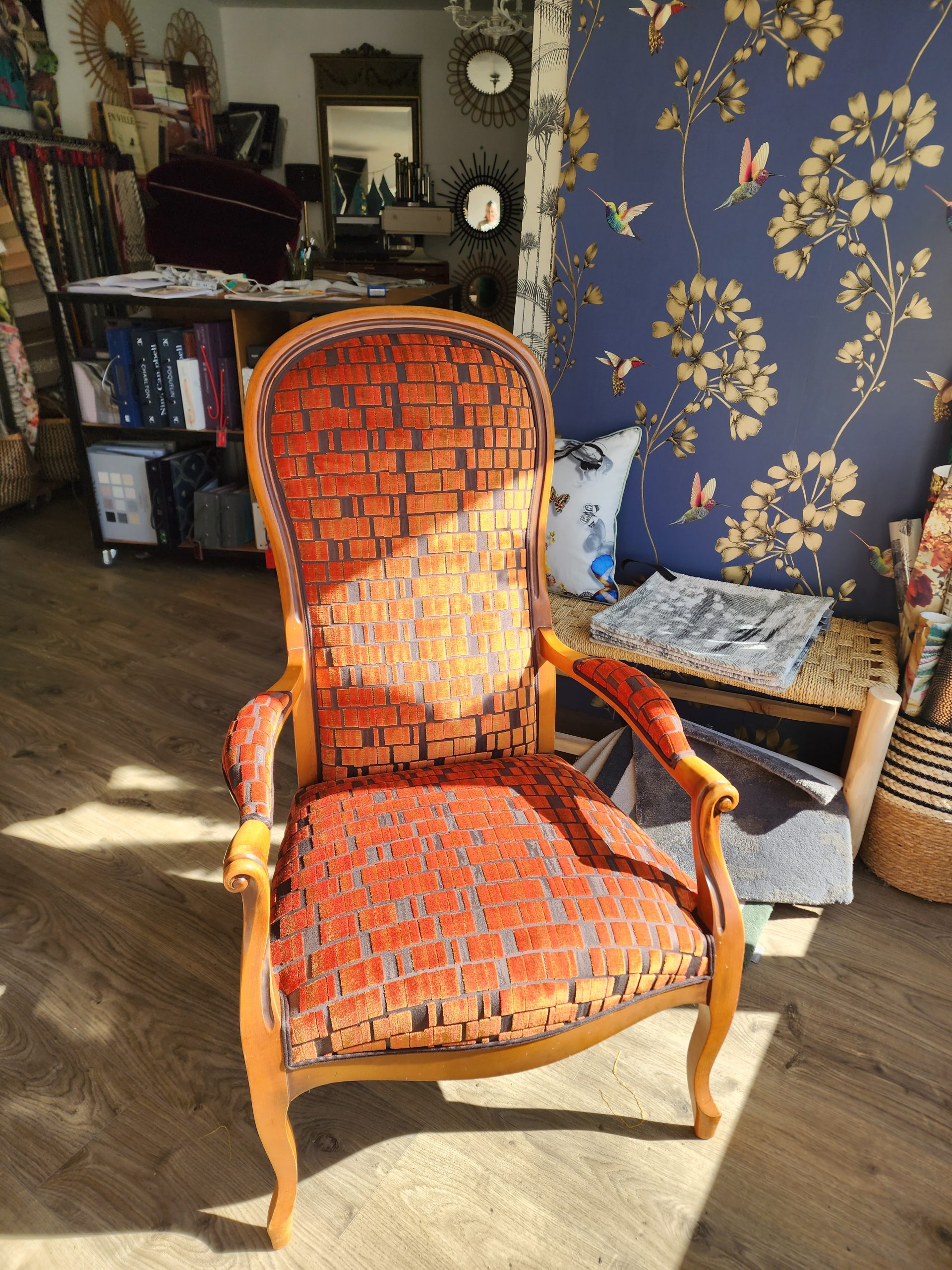 Voltaire retapissé à l'atelier côté sièges , velours shifting grids de chez Jim thompson