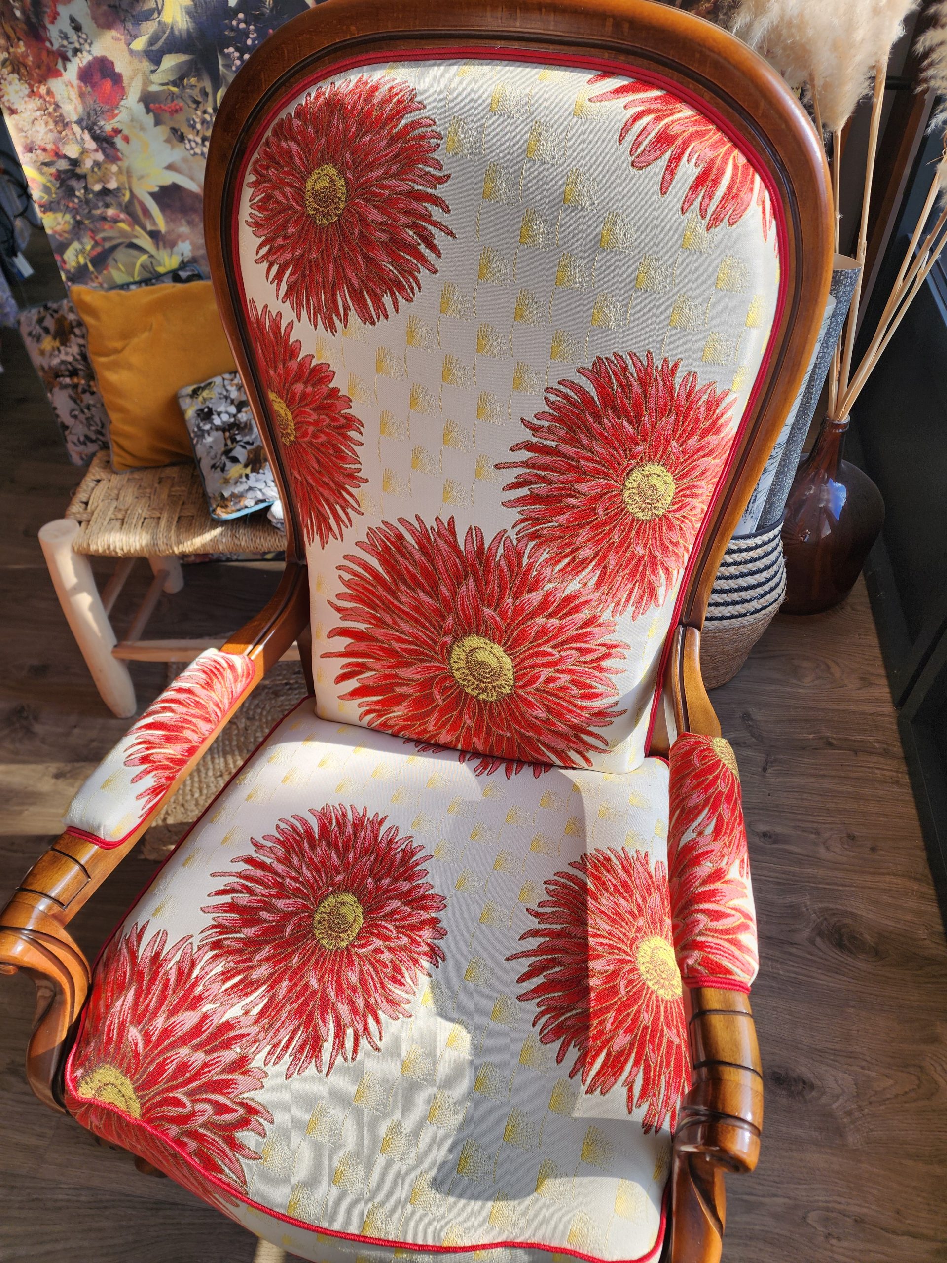 Fauteuil retapissé à l'atelier côté sièges , tissu kenzo